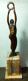 Scultura in bronzo su base in marmo