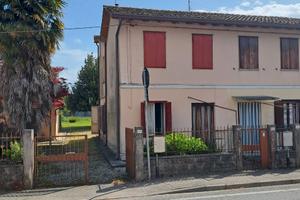 Ruda casa accostata con giardino