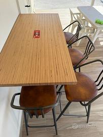 Tavolo alto con sedie