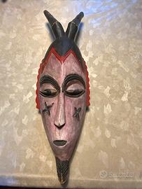 Maschera tribale africana intagliata a mano
