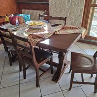 Tavolo da pranzo con le sedie