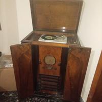 Mobile radio d epoca con giradischi integrato