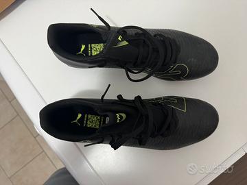 Scarpe da calcio con i tacchetti di ferro