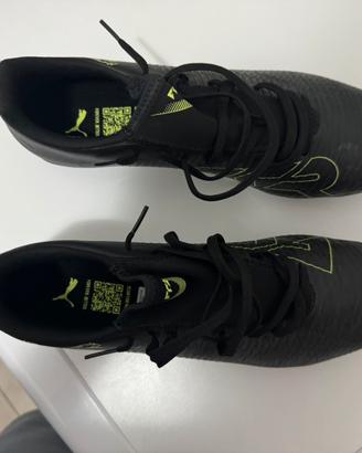 Scarpe da calcio con i tacchetti di ferro
