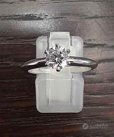 Anello solitario Tiffany platino e diamante 0,42ct