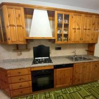 Cucina componibile in legno con elettrodomestici