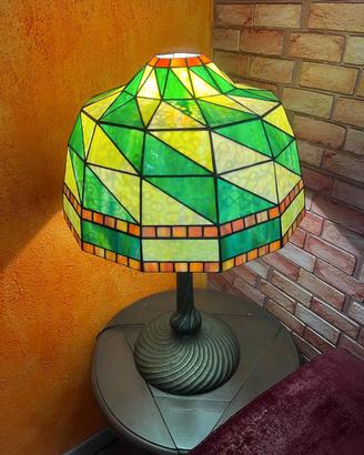Lampada in vetro Tiffany e base in ottone. 