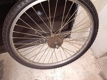 cerchio in alluminio nuovo e gommato nuovo