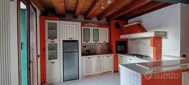 Cucina con elettrodomestici