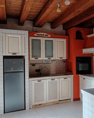 Cucina con elettrodomestici