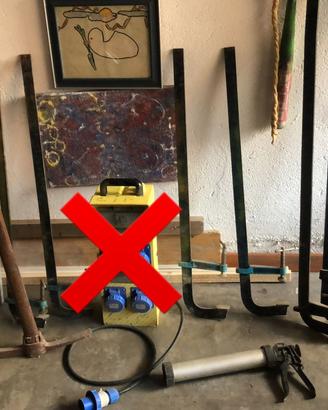 Bolle, morsetti, mazzetta, piccone, pistola silico