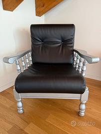 Poltrona classica in legno e similpelle nera