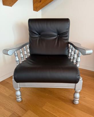 Poltrona classica in legno e similpelle nera