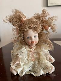 Bambola di porcellana da collezione
