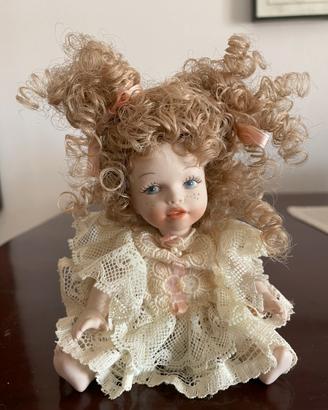 Bambola di porcellana da collezione