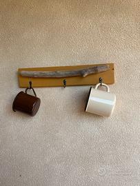 Appendiabiti in legno da parete – Giallo