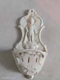 Antica acquasantiera 