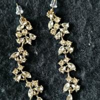 Orecchini pendenti argentati con strass 