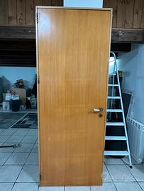 porte interne legno massello con telaio 80€ cad.