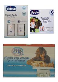 vari oggetti per neonati