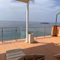 Attico panoramico fronte mare