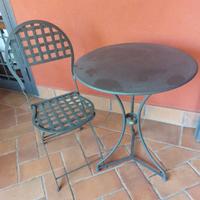 Tavolo in ferro con 2 sedie della Uno Più 