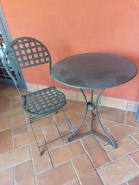 Tavolo in ferro con 2 sedie della Uno Più 