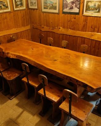 tavolo in legno e sedie  mansarda 