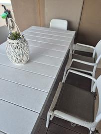 tavolo con sedie da terrazzo o giardino 