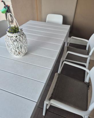 tavolo con sedie da terrazzo o giardino 