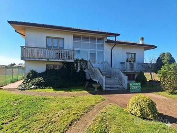 Ampia villa indipendente immersa nel verde con ...