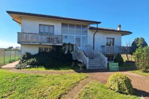 Ampia villa indipendente immersa nel verde con ...