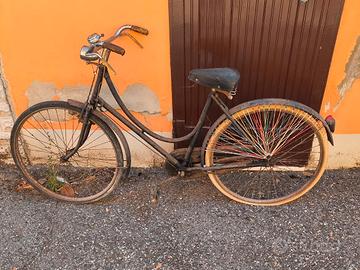 Coppia di biciclette vintage da restaurare