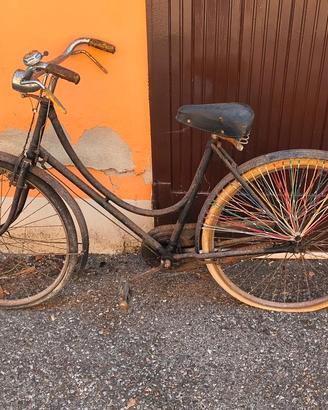 Coppia di biciclette vintage da restaurare