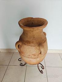 Antica Anfora in terracotta con piede in ferro