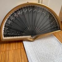 Antico ventaglio di pizzo in teca oro