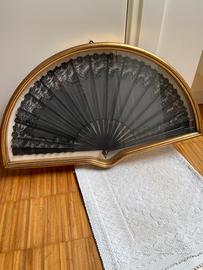 Antico ventaglio di pizzo in teca oro