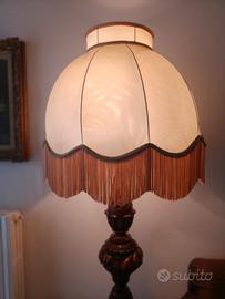 Elegante Piantana Vintage in Legno Intagliato a Ma