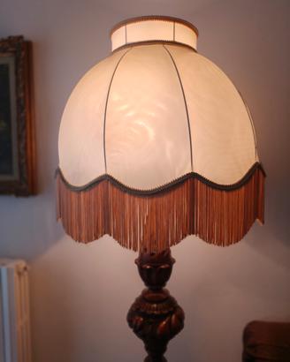 Elegante Piantana Vintage in Legno Intagliato a Ma