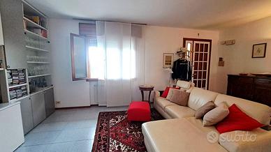Casa singola con due appartamenti e giardino