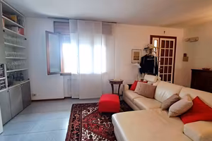 Casa singola con due appartamenti e giardino