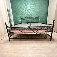 Letto matrimoniale in ferro con rete