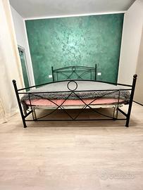 Letto matrimoniale in ferro con rete