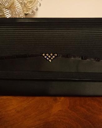 Donna Pochette nera in raso design elegante