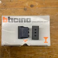 Presa HS4113 Bticino Axolute nera