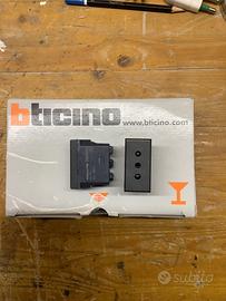 Presa HS4113 Bticino Axolute nera