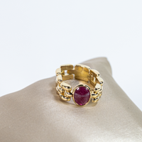 Anello in oro con pietra rossa