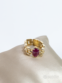 Anello in oro con pietra rossa