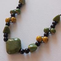 Collana artigianale di pietre in ceramica 
