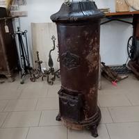 Vecchia stufa in ferro da collezione o restauro